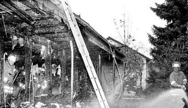 Die Ilsfelder Feuerwehr war am Samstag mit 30 Mann im Einsatz. Als die Floriansj&uuml;nger eintrafen, stand das Haus in vollen Flammen. (Foto: Dirks)