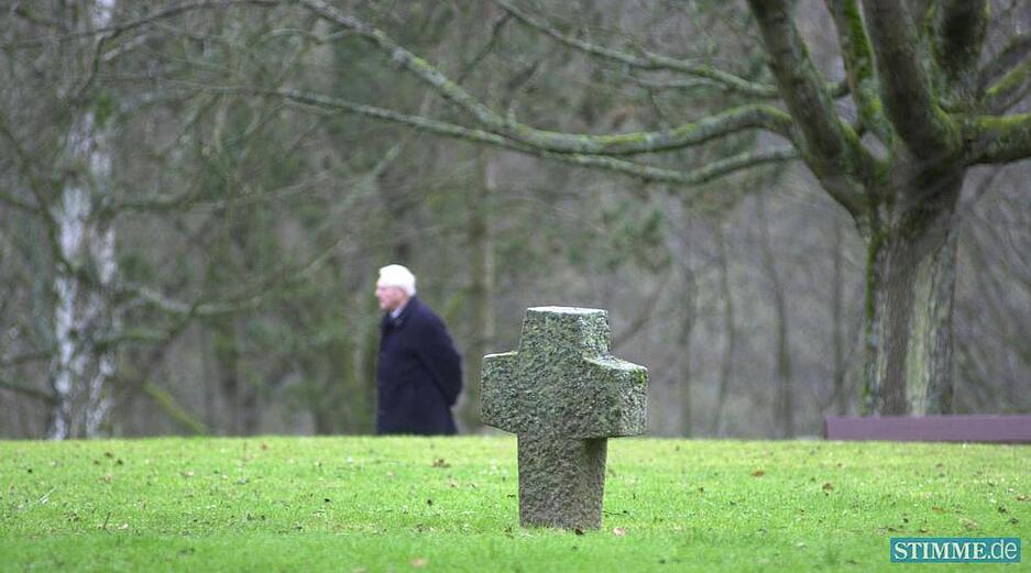 2002: Mächtiger Baumbestand breitet seine Äste über die Wiese mit dem dezenten Kreuz aus.