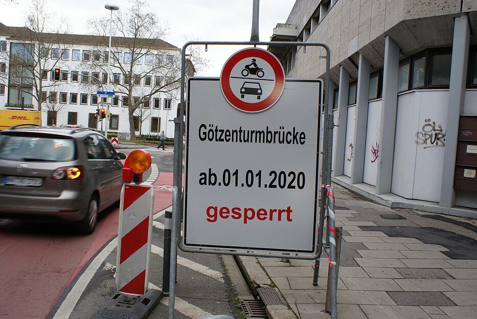 Januar: Gro&szlig;e Hinweisschilder k&uuml;ndigen die Sperrung der Heilbronner G&ouml;tzenturmbr&uuml;cke an.