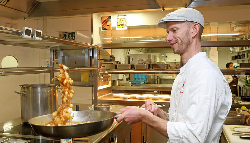 Der mehrfach in Restaurantguides ausgezeichnete Boris Rommel hier bei einem exklusiven Kochkurs. Der mehrfach in Restaurantguides ausgezeichnete Boris Rommel hier bei einem exklusiven Kochkurs.