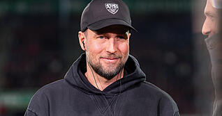 Sebastian Hoene&szlig; lobt seine Mannschaft nach dem 5:2-Sieg beim FC Augsburg. Der VfB Stuttgart ist wenige Tage zuvor erst aus der Europa League ausgeschieden.