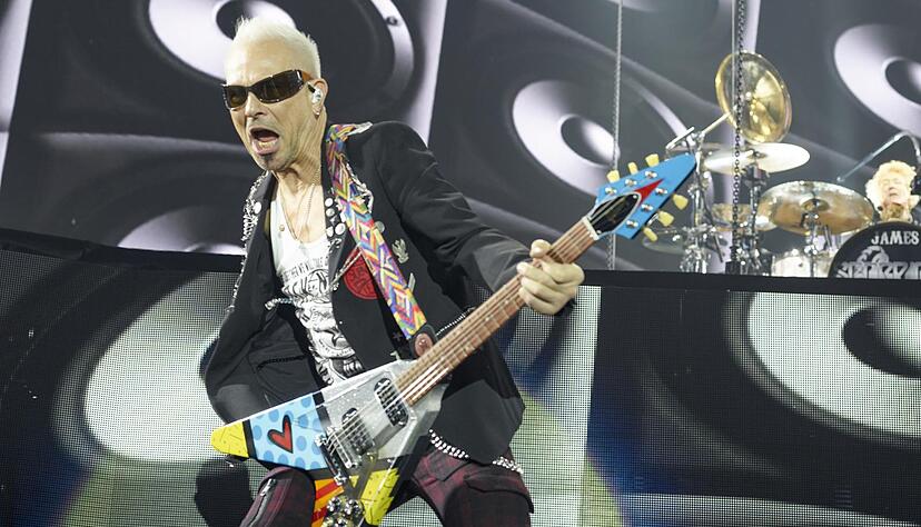 Scorpions-Gitarrist Rudolf Schenker im März 2016 bei einem Konzert in Stuttgart. Foto: Andreas Gugau