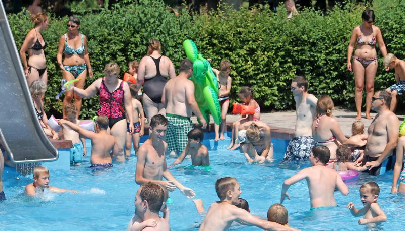 So voll wie am Wochenende ist das Freibad in Michelbach selten. An einem normalen Sommertag kommen 80 bis 100 G&auml;ste. Am Samstag und Sonntag waren es jeweils 800. Im Becken ging es hoch her, das Wasser war w&auml;rmer als sonst.
Fotos: Ralf Reichert