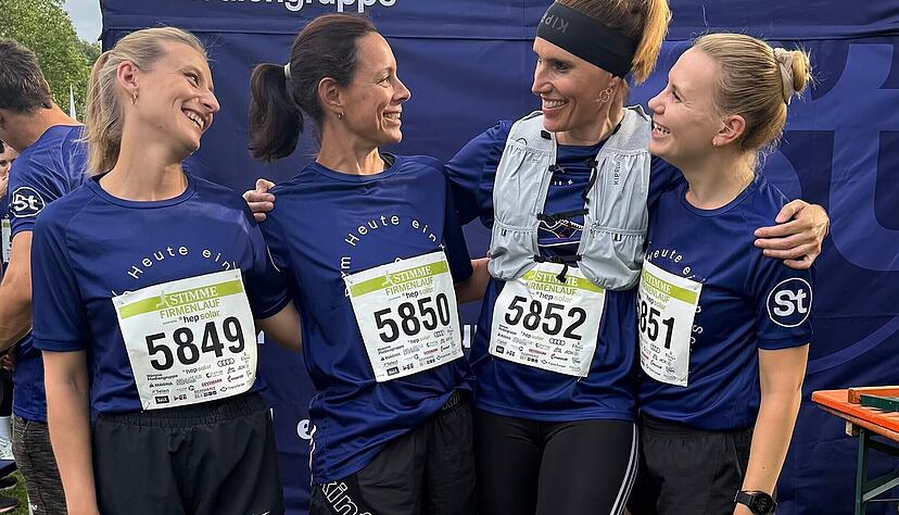 Linda Möllers, Melanie Vogler, Valerie Blass und Marie Provencal (von links) beim Stimme-Firmenlauf. Melanie ist kurzfristig eingesprungen, nachdem eine Kollegin am Mittag des Laufs ausgefallen war. Linda Möllers, Melanie Vogler, Valerie Blass und Marie Provencal (von links) beim Stimme-Firmenlauf. Melanie ist kurzfristig eingesprungen, nachdem eine Kollegin am Mittag des Laufs ausgefallen war.