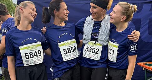 Linda Möllers, Melanie Vogler, Valerie Blass und Marie Provencal (von links) beim Stimme-Firmenlauf. Melanie ist kurzfristig eingesprungen, nachdem eine Kollegin am Mittag des Laufs ausgefallen war.