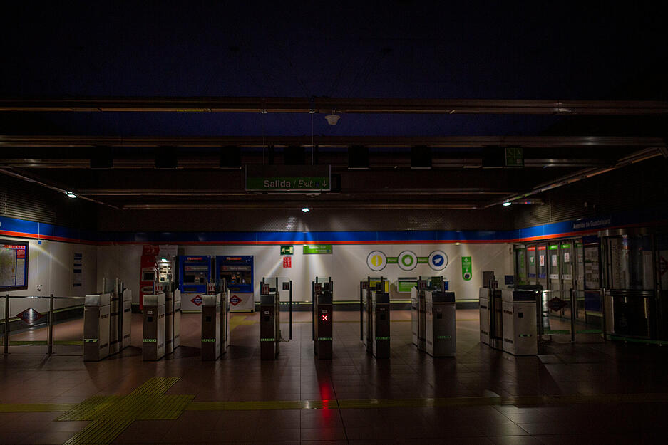 Menschenleere U-Bahn-Station während eines massiven Stromausfalls in Madrid.