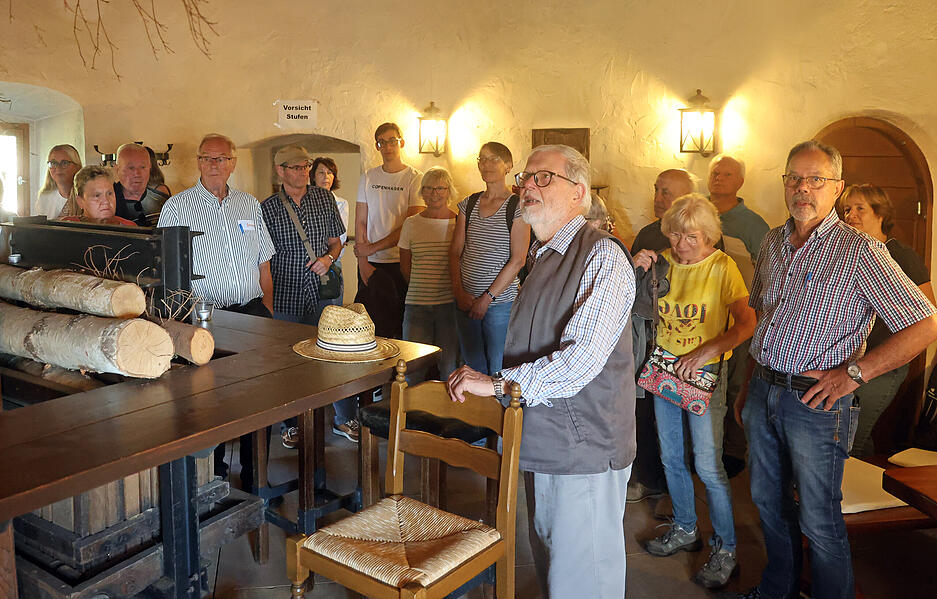 Friedrich Eisenmann, Untergruppenbacher Ortshistoriker, f&uuml;hrt die Teilnehmer des Lesersommers in der Burg Stettenfels treppauf und treppab &ndash; und zeigt R&auml;ume und Ecken, die viele bisher noch nicht kannten.