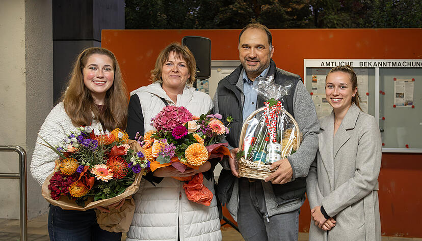 Sandra Sch&ouml;ll freut sich mit ihrer Familie am Wahlsonntag &uuml;ber das f&uuml;r sie erfreuliche Ergebnis.