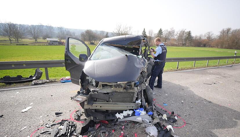 Das Auto wurde durch die Wucht des Unfalls stark besch&auml;digt.