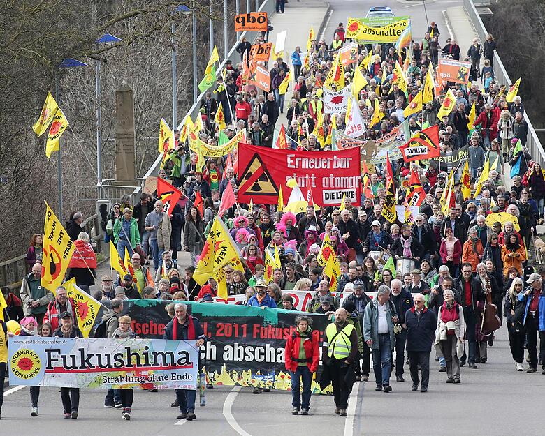März: Große Demonstration gegen Atomkraft. 500 Menschen protestieren am siebten Fukushima-Jahrestag in Neckarwestheim.