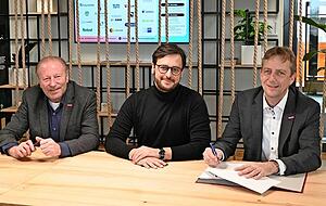 Auf die digitale Zukunft: Handwerkskammer-Pr&auml;sident Ulrich Bopp (von links), Ipai-Chef Moritz Gr&auml;ter und HWK-Hauptgesch&auml;ftsf&uuml;hrer Ralf Schn&ouml;rr.