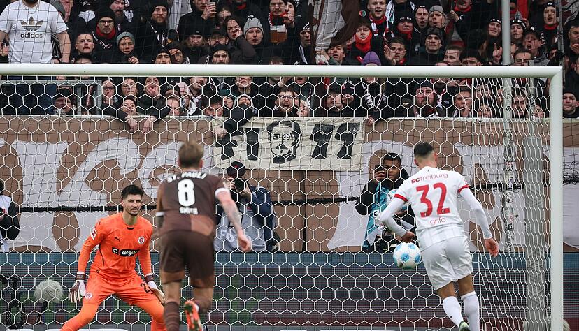 Freiburgs Vincenzo Grifo (r) scheitert vom Elfmeterpunkt.