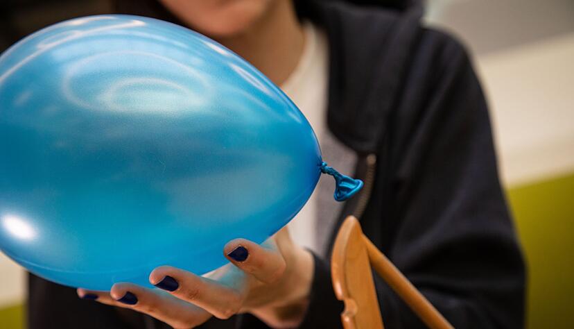 Fazit: Kein Quetschen oder Abrutschen - der Luftballon l&auml;sst sich mit Hilfe des Kleiderb&uuml;gels einfach verknoten.