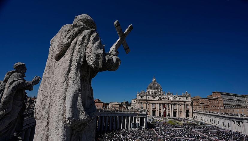 Mehrere Zehntausend Menschen nahmen auf dem Petersplatz an der Ostermesse teil.