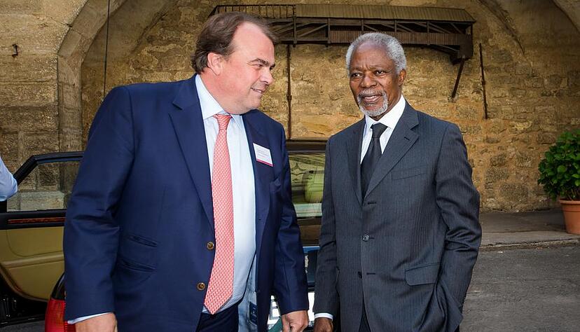 Philipp Fürst zu Hohenlohe-Langenburg (links) empfängt den ehemaligen Generalsekretär der Vereinten Nationen Kofi Annan. Fotos: Christoph Schmidt Philipp Fürst zu Hohenlohe-Langenburg (links) empfängt den ehemaligen Generalsekretär der Vereinten Nationen Kofi Annan. Fotos: Christoph Schmidt