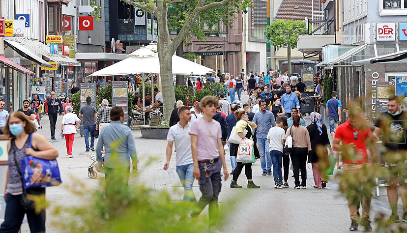 Blick in die S&uuml;lmerstra&szlig;e: Noch sind in Heilbronn deutlich weniger Passanten unterwegs als vor dem Corona-Lockdown. Foto: Archiv/Seidel