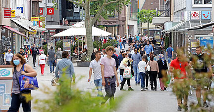 Blick in die S&uuml;lmerstra&szlig;e: Noch sind in Heilbronn deutlich weniger Passanten unterwegs als vor dem Corona-Lockdown. Foto: Archiv/Seidel