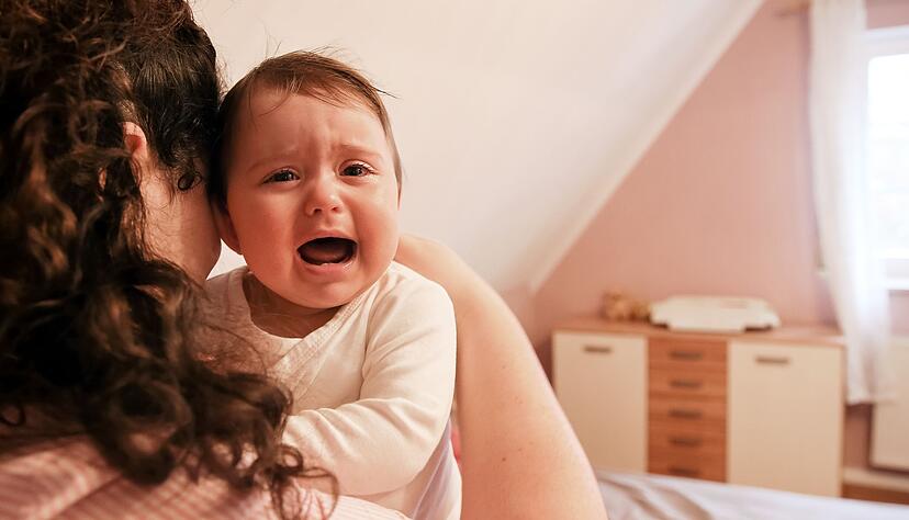 Trotz Wickeln, F&uuml;ttern und Wiegen: Anhaltendes Babygeschrei kann Eltern an ihre Belastungsgrenze bringen.