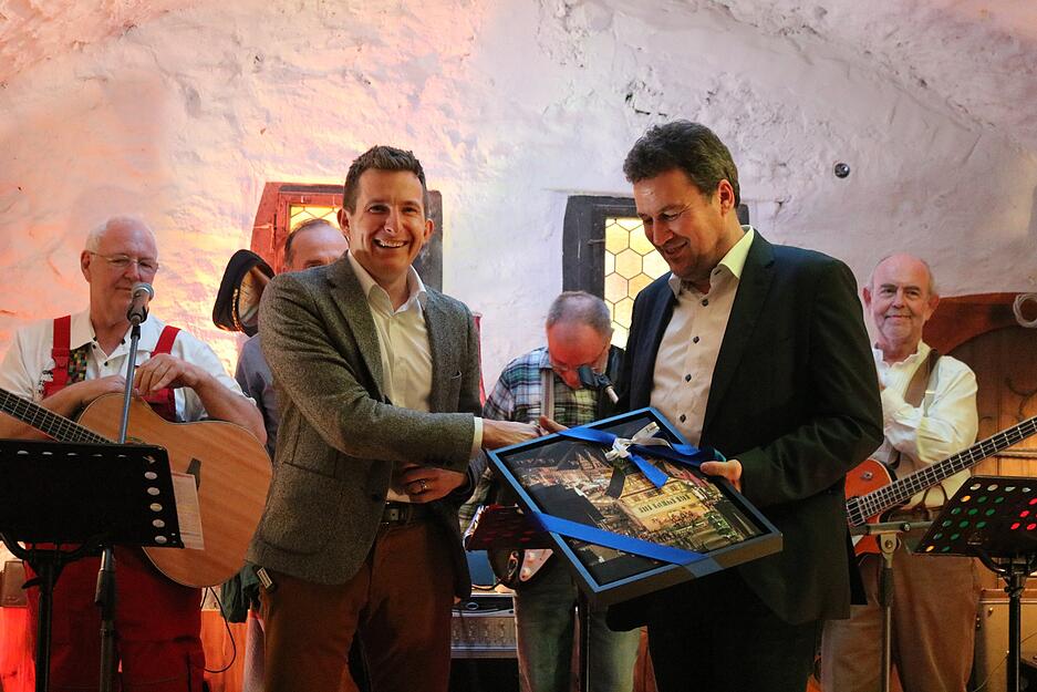 5. M&auml;rz: Erster Abschnitt des Barockschlosses in Schloss Stetten, K&uuml;nzelsau, ist saniert. B&uuml;rgermeister Stefan Neumann (links) &uuml;berreicht eine Aufnahme vom Schloss an Christian von Stetten. Seit mehr als 20 Jahren war das Barockschloss unbewohnt.