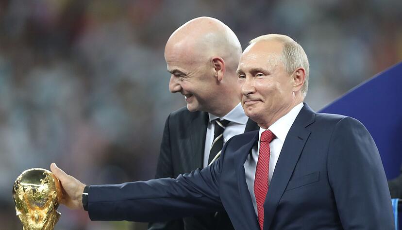 Die letzte WM 2018 richtete als Gastgeber Russland aus. Wladimir Putin steht neben FIFA-Präsident Gianni Infantino am WM-Pokal. Die letzte WM 2018 richtete als Gastgeber Russland aus. Wladimir Putin steht neben FIFA-Präsident Gianni Infantino am WM-Pokal.