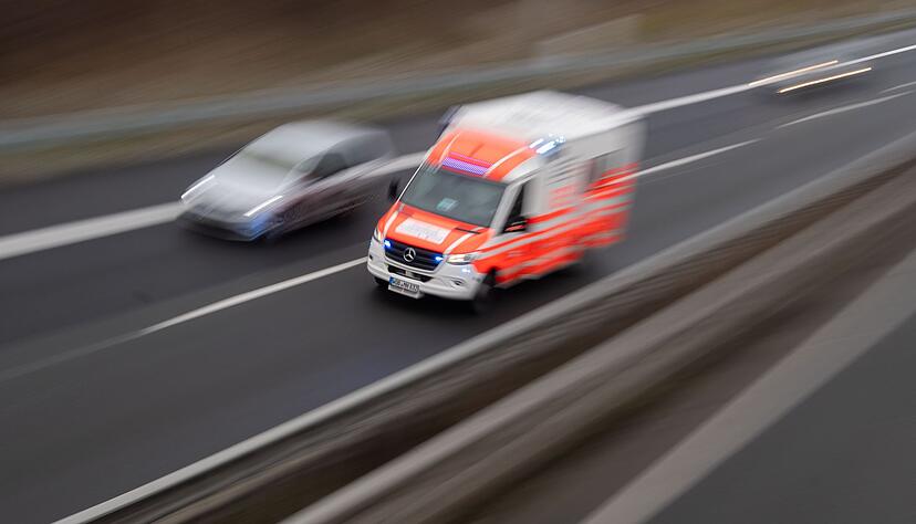 Ein Rettungswagen fährt über eine Autobahn.