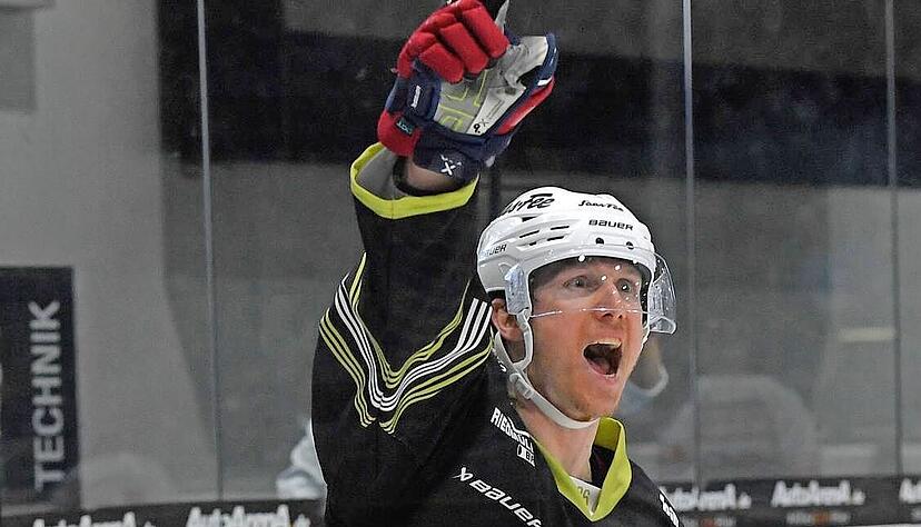 Der Doppel-Torschütze der Falken vom Dienstag, Linus Wernerson Libäck, würde gerne am Freitag in Memmingen wieder jubeln.
Foto: Mario Berger Der Doppel-Torschütze der Falken vom Dienstag, Linus Wernerson Libäck, würde gerne am Freitag in Memmingen wieder jubeln.
Foto: Mario Berger