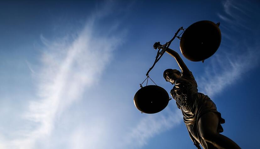 Urteil: Eine Mutter muss Unterhalt f&uuml;r die beim Vater lebende Tochter zahlen, obwohl sie den gemeinsamen Sohn allein betreut &ndash; der Vater hingegen zahlt nichts.