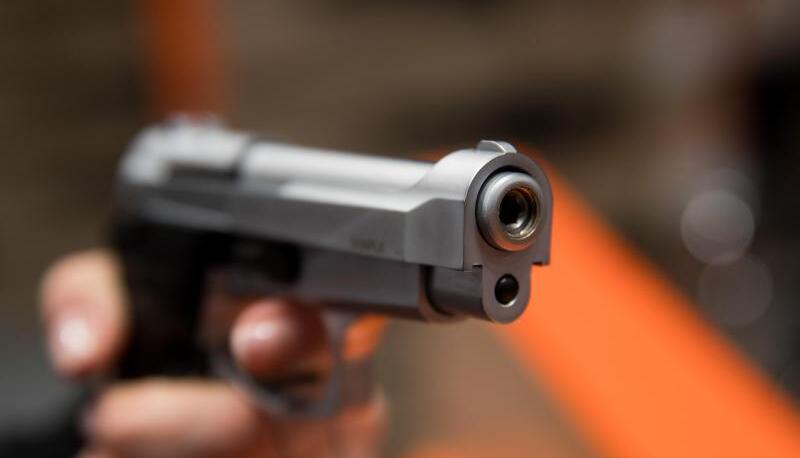 Der Mann soll zu seiner Waffe gegriffen gegriffen haben, die sich im Nachhinein als Schreckschusswaffe entpuppt hat. Der Mann soll zu seiner Waffe gegriffen gegriffen haben, die sich im Nachhinein als Schreckschusswaffe entpuppt hat.