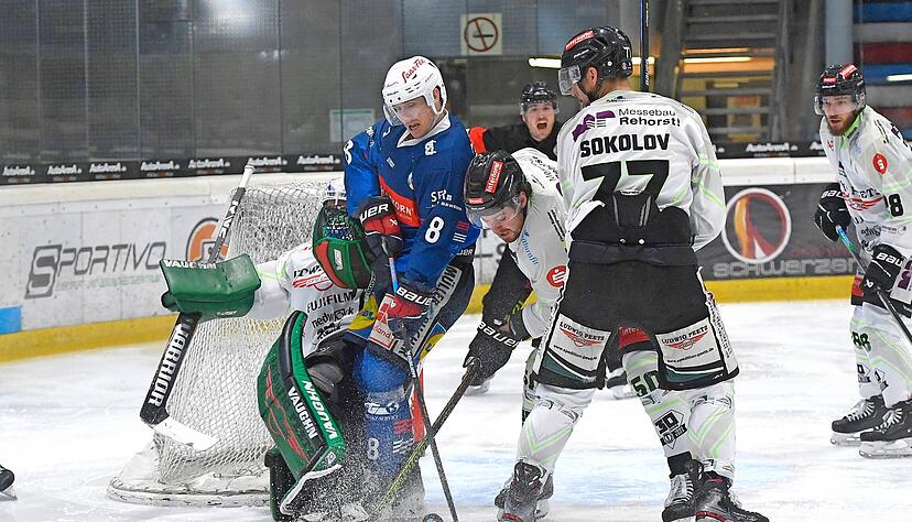 Die Partie gegen die Höchstadt Alligators war für Pontus Wernerson Libäck (Zweiter von links) und seine Falken nach gutem Start eine zähe Angelegenheit.
Foto: Mario Berger Die Partie gegen die Höchstadt Alligators war für Pontus Wernerson Libäck (Zweiter von links) und seine Falken nach gutem Start eine zähe Angelegenheit.
Foto: Mario Berger