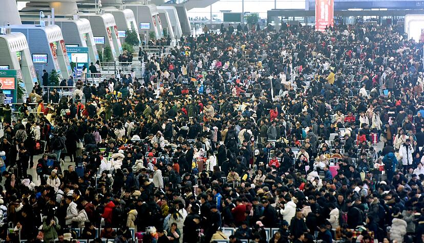 Auch in diesem Jahr d&uuml;rfte es wieder voll werden an Chinas Bahnh&ouml;fen. (Archivbild)