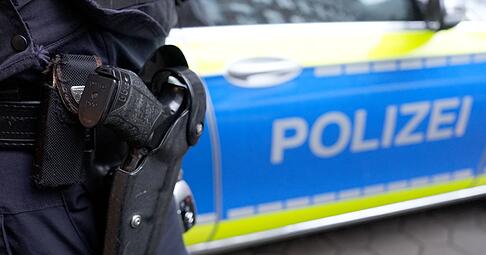 Ein Mann mit Spielzeugwaffen hat die Polizei in Gaggenau auf den Plan gerufen. (Symbolbild)