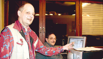 Mit einem Computer und der passenden Software machen sich Michael Weissert (links) und Helmut Kuch in ihrem Elektrogeräte-Reparaturbetrieb auf Fehlersuche bei Kaffeemaschinen.
Foto: Marion Mockler Mit einem Computer und der passenden Software machen sich Michael Weissert (links) und Helmut Kuch in ihrem Elektrogeräte-Reparaturbetrieb auf Fehlersuche bei Kaffeemaschinen.
Foto: Marion Mockler