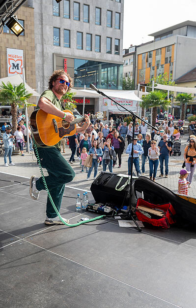Benjakob aus Ludwigsburg, prima drauf und mit deutschen und englischen Songs im Gepäck, kommt gut an auf dem Kiliansplatz.
