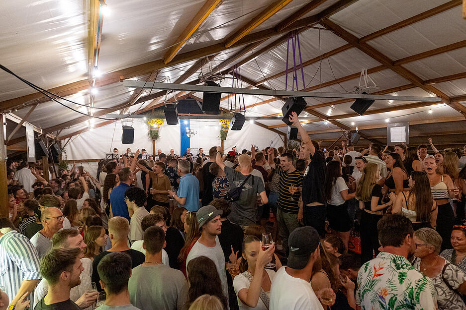 Samstagabend auf dem Erlenbacher Weinfest.