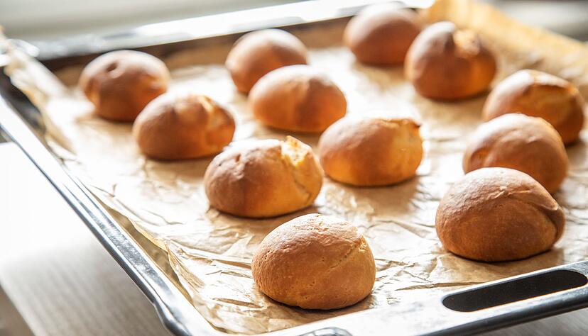 Nach dem Backen der Milchbrötchen sollen die Maritozzo Romano auskühlen. Nach dem Backen der Milchbrötchen sollen die Maritozzo Romano auskühlen.