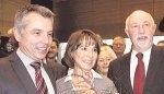 Gratulation zur Wahl (von links): Stefan und Christine Dallinger mit Landrat Jürgen Schütz.Foto: Peter Boxheimer