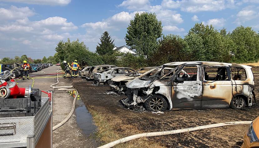 Ein Großaufgebot an Feuerwehrleuten ist beim Großbrand Anfang Juli auf Offenauer Gemarkung im Einsatz.