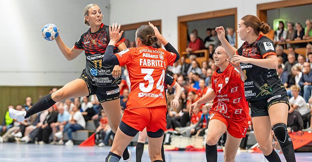 Lisa Loehnig (am Ball) war bei Ex-Teamkollegin Elena Fabritz in guten Händen. Die Spielführerin blieb zum Drittliga-Auftakt torlos.
