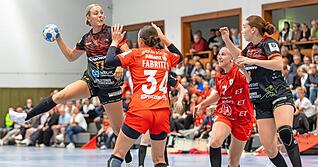Lisa Loehnig (am Ball) war bei Ex-Teamkollegin Elena Fabritz in guten Händen. Die Spielführerin blieb zum Drittliga-Auftakt torlos.