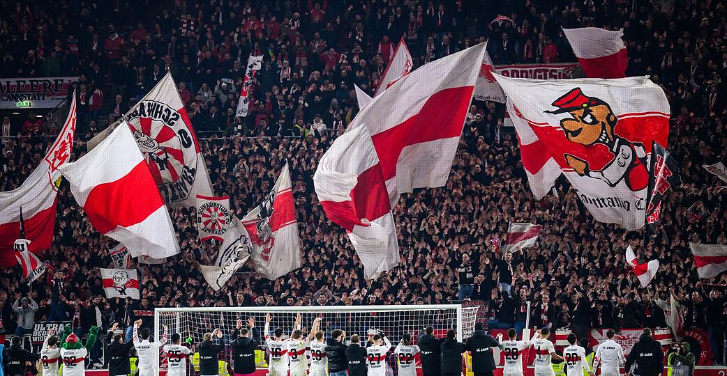 Die Spieler des VfB Stuttgart jubeln nach dem 3:2 gegen Eintracht Frankfurt mit den Fans, auch gegen Union Berlin soll es einen VfB-Heimsieg geben.