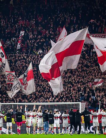 Die Spieler des VfB Stuttgart jubeln nach dem 3:2 gegen Eintracht Frankfurt mit den Fans, auch gegen Union Berlin soll es einen VfB-Heimsieg geben.