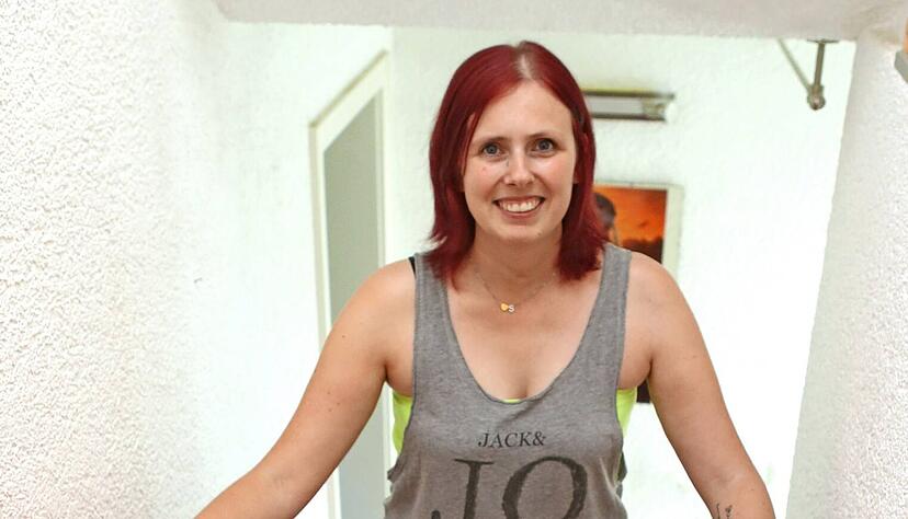 Sandy G&ouml;ring schaut sich wehm&uuml;tig ein Foto an aus der Zeit vor ihrem Autounfall.