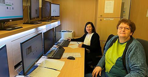 Martina Schleger (vorne) und Anja Steinacker überwachen seit vielen Jahren Patienten im Schlaflabor in der Klinik Löwenstein.