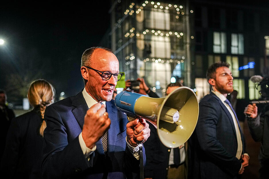Als Friedrich Merz, Unions-Kanzlerkandidat und CDU-Bundesvorsitzender, ankommt, ergreift auch er den Lautsprecher. Als Friedrich Merz, Unions-Kanzlerkandidat und CDU-Bundesvorsitzender, ankommt, ergreift auch er den Lautsprecher.