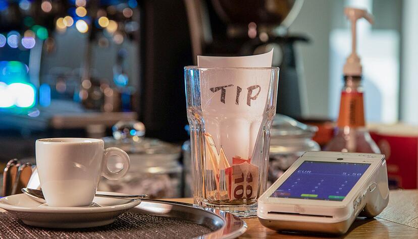 Wie viel Trinkgeld darf es sein? Egal, ob digital oder analog: die Faustregel lautet f&uuml;r Dienstleistungen f&uuml;nf bis zehn Prozent.