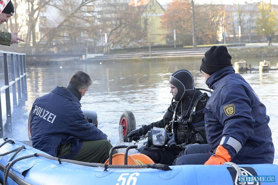 Die Wasserschutzpolizei sucht den Neckar ab. Die Wasserschutzpolizei sucht den Neckar ab.