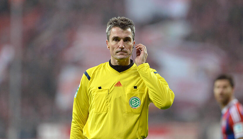 Knut Kircher als Bundesliga-Schiedsrichter im Dezember 2014 beim Spiel des FC Bayern München gegen Bayer Leverkusen.