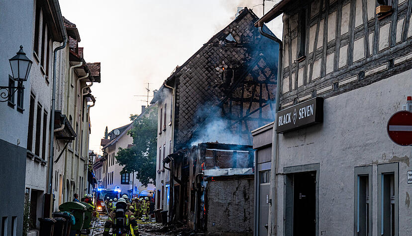 Feuerwehrleute bekämpfen den Brand in der Altstadt von Villingen-Schwenningen. Feuerwehrleute bekämpfen den Brand in der Altstadt von Villingen-Schwenningen.