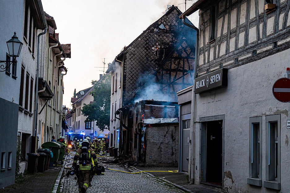 Feuerwehrleute bekämpfen den Brand in der Altstadt von Villingen-Schwenningen. Feuerwehrleute bekämpfen den Brand in der Altstadt von Villingen-Schwenningen.