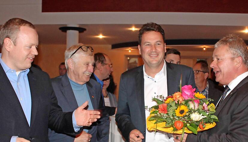 Christian von Stetten (Zweiter von rechts) nimmt in der Künzelsauer Stadthalle die Glückwünsche von Parteifreunden entgegen. Foto: Thomas Zimmermann